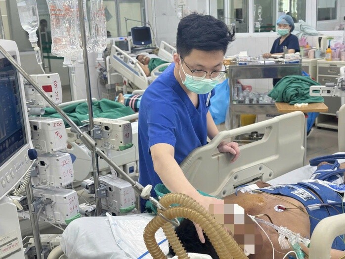1782781107-879894f0af-z816ea16ebe6609ef14d562b7db4-52412-width698height524 Bệnh nhân được cấp cứu tích cực tại bệnh viện sau khi ngừng tim do điện giật. Ảnh: Đặng Thanh