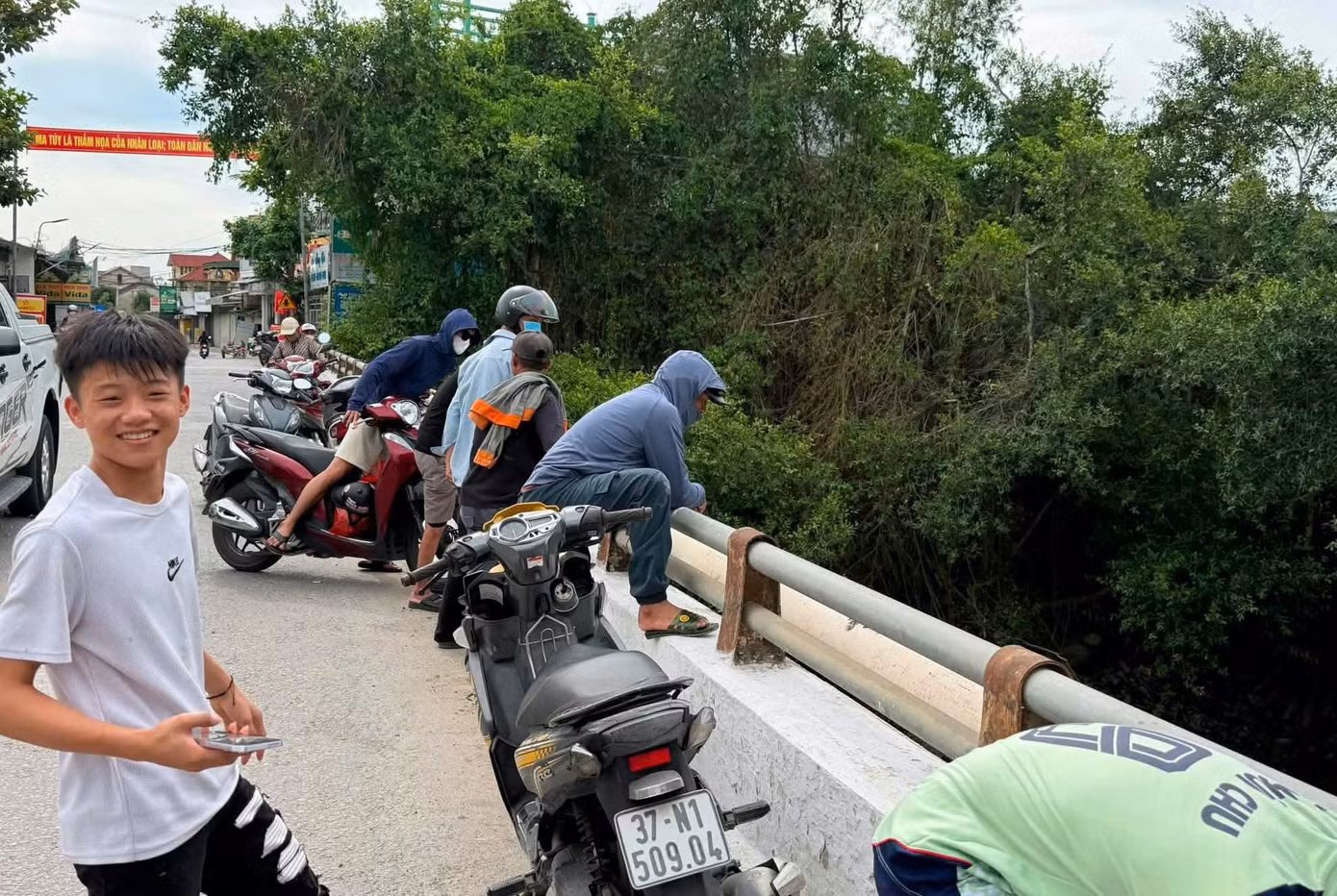 1782791196-86b82b5fa0-2aoboqh3fuwjke5tyvtwmauyj8jtcuaf1mpvgali-width1390height932 Rất đông người dân hiếu kỳ theo dõi sự việc.