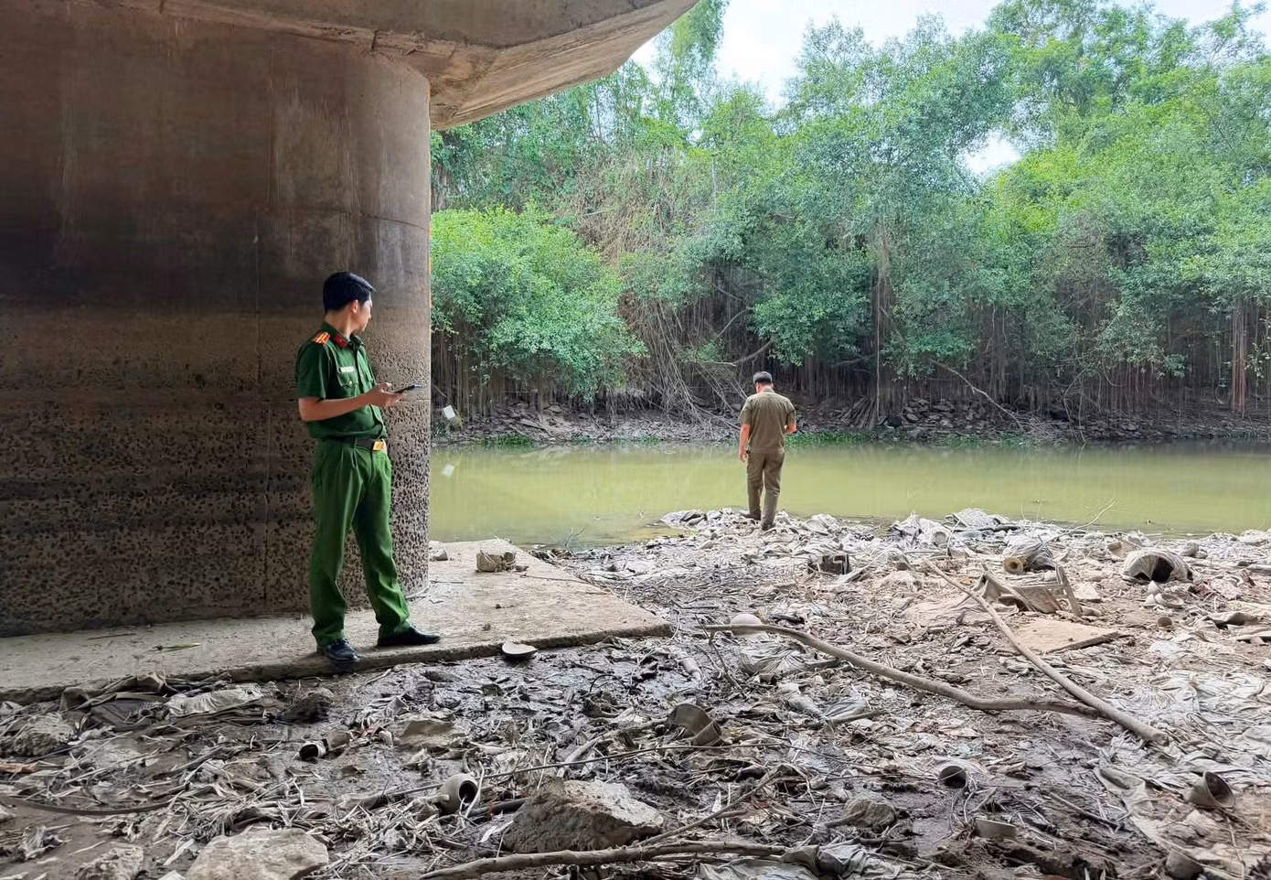 1782791197-9ae09c6b5e-2aoboqh3fulcyfg1zsvmb4f6td0ynlzhygr2bahk-width1390height962 Cơ quan công an có mặt tại hiện trường vụ việc.