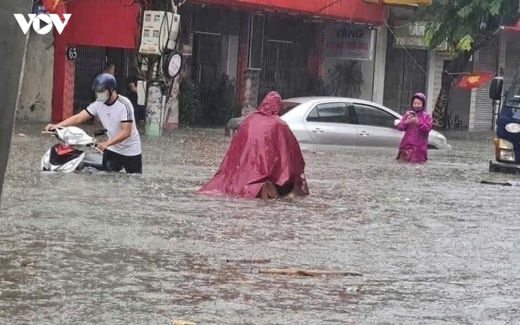 1782792461-ba5d128c12-mot_so_tuyen_duong_ngap_sau-width740height463 Một số tuyến đường ngập sâu từ 30 đến 60cm khiến việc đi lại của người dân gặp nhiều khó khăn.