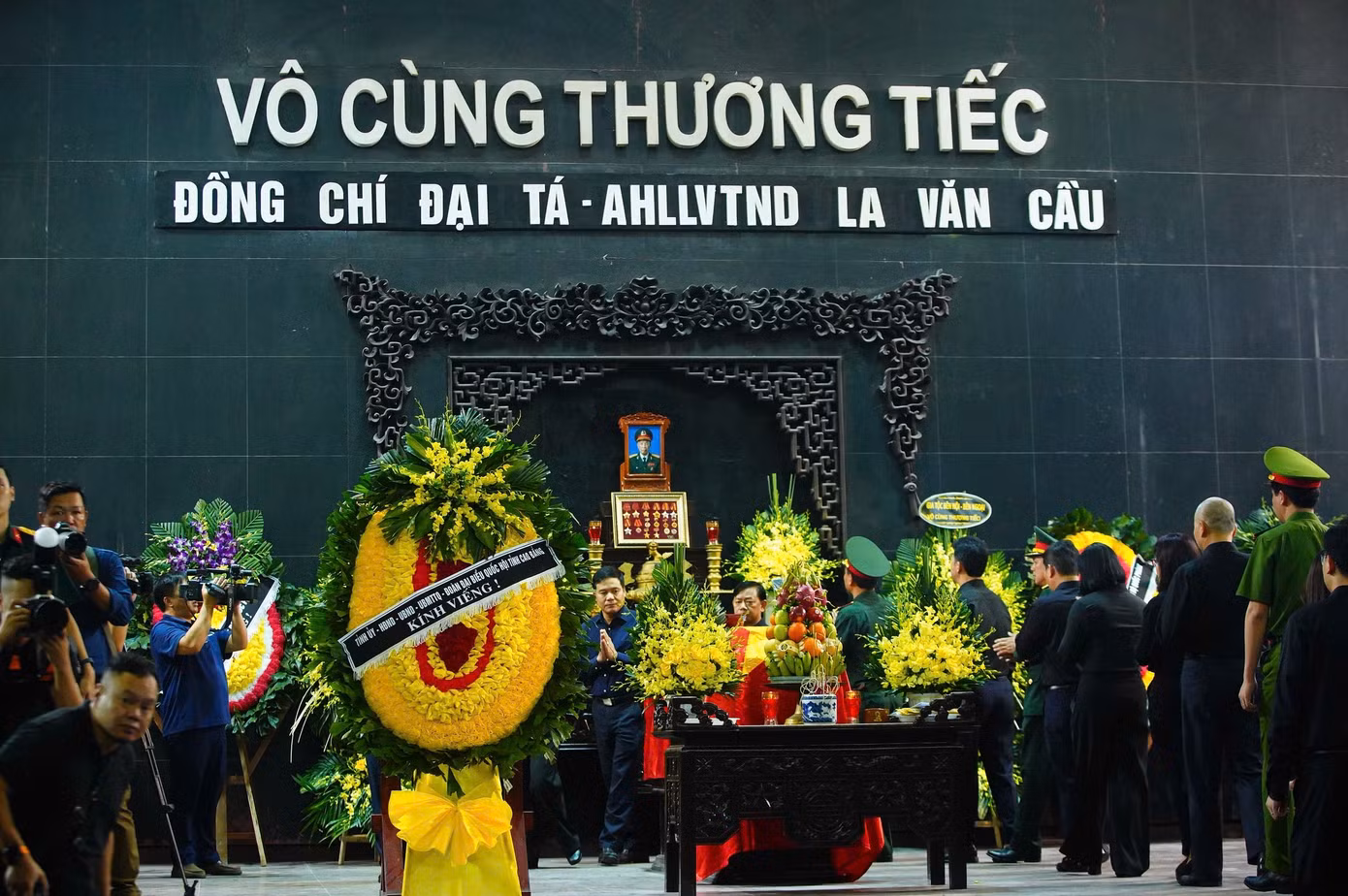 1782804059-42f2bb37a0-306ahlvc5-width1390height924 Hình ảnh xúc động tại lễ tang Anh hùng La Văn Cầu - 1