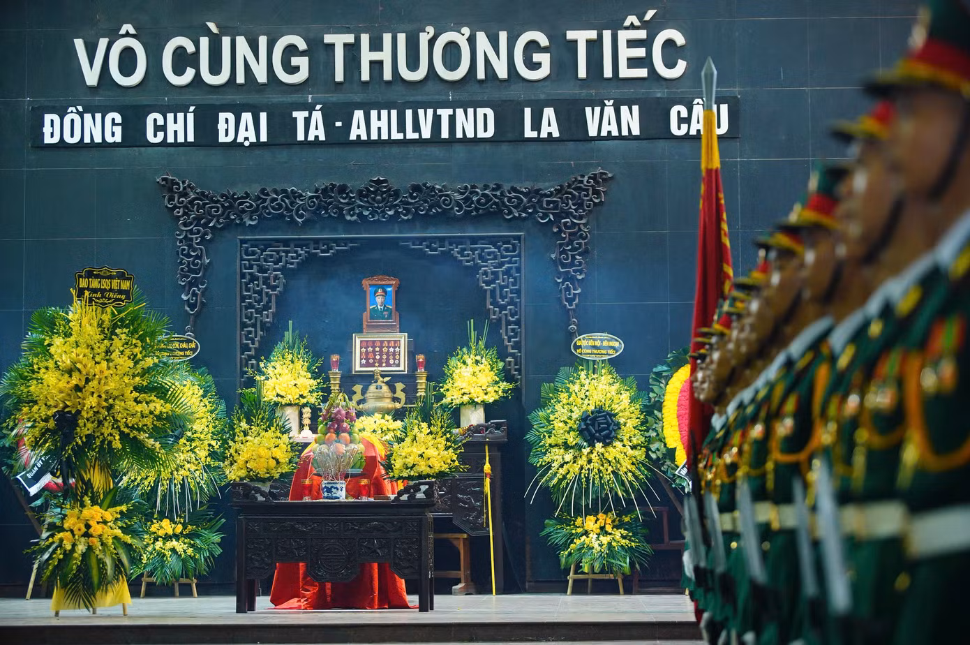1782804060-2531314dad-306ahlvc17-width1390height924 Hình ảnh xúc động tại lễ tang Anh hùng La Văn Cầu - 2