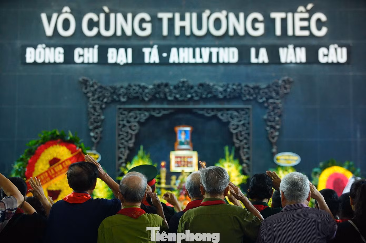1782804061-e09d61a281-tp-306ahlvc15-width1390height924 Hình ảnh xúc động tại lễ tang Anh hùng La Văn Cầu - 5
