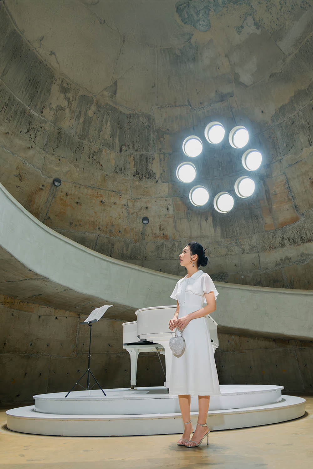 dam-trang-dang-xoe-phoi-ao-khoac-choang-kk180-33 Đầm trắng dáng xòe phối áo khoác choàng