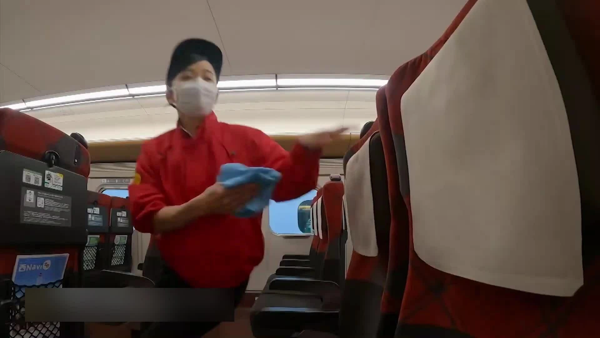 Đội dọn vệ sinh siêu tốc trên tàu Nhật Bản