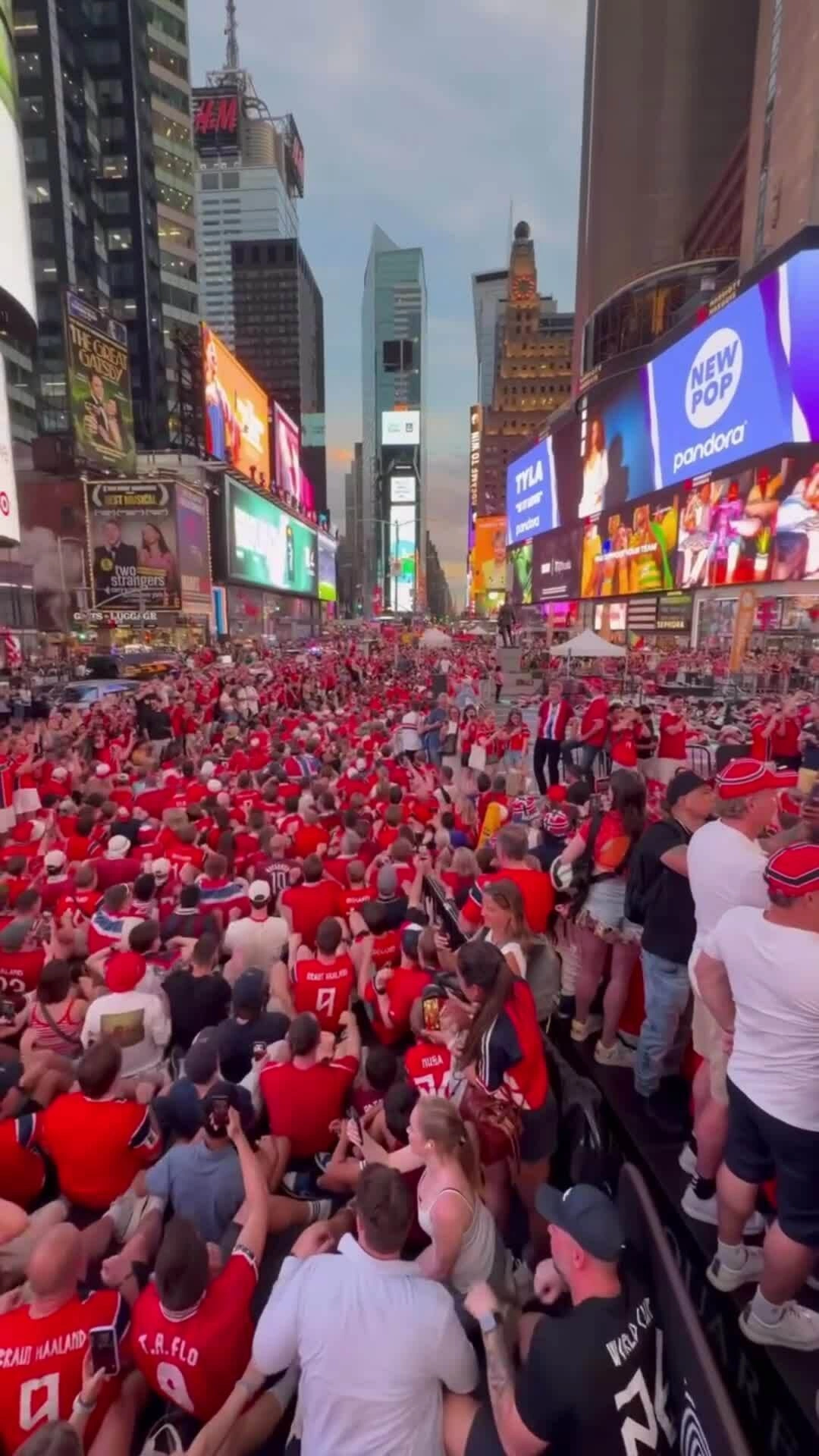 Màn cỗ vũ chèo thuyền kiểu Viking của cổ động viên Na Uy tại World Cup