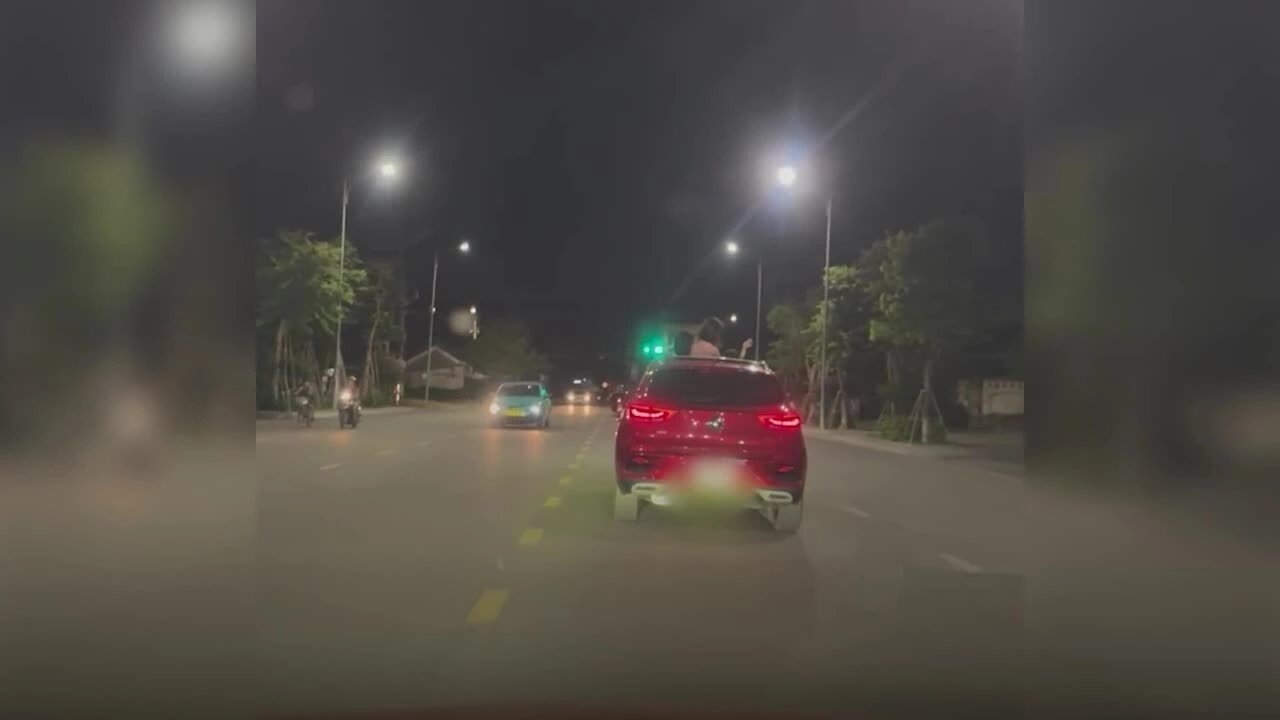 Nữ tài xế bị phạt vì để trẻ nhỏ thò đầu qua cửa sổ trời ôtô