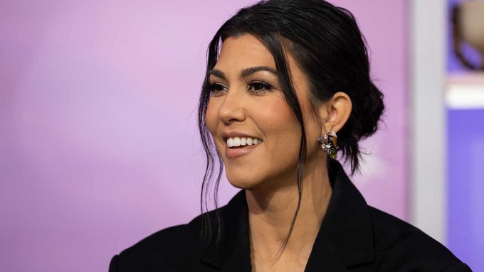 1777770739-35cc82a6bd-2-6864-9846-7195-width680height383 Kourtney Kardashian thường uống một shot dầu ô liu mỗi sáng để hỗ trợ tiêu hóa.