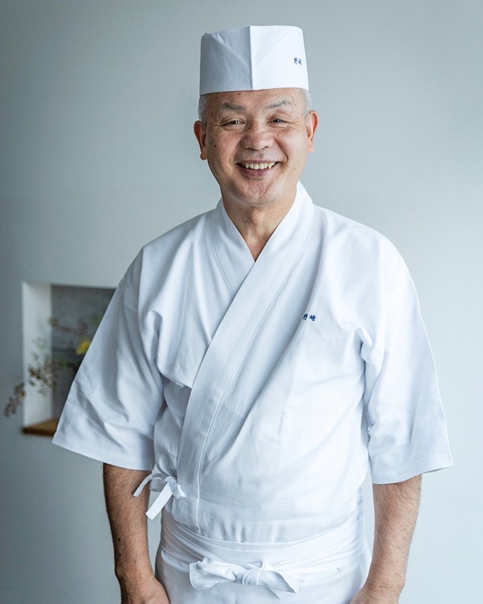 1777857680-9f7ebdbd89-nozaki-hiromitsu-0160-31-1364-3437-2539-width680height850 Đầu bếp Hiromitsu Nozaki