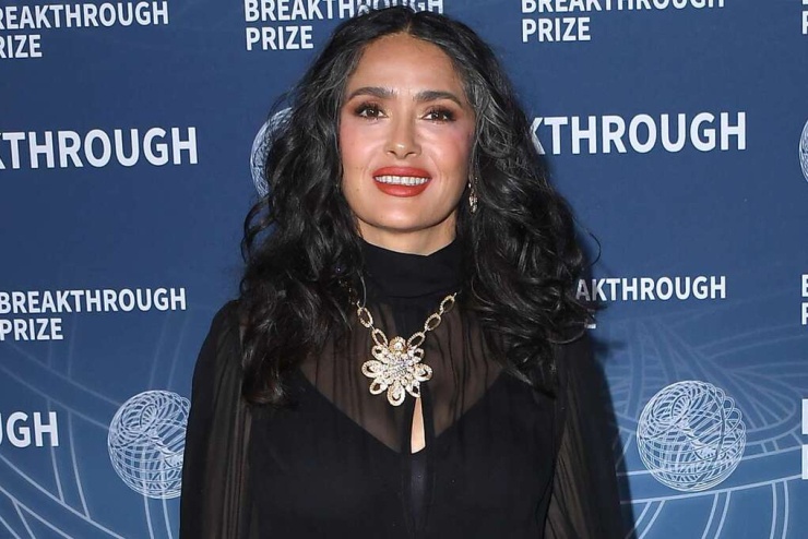 1782347944-5a49649f2a-salma-hayek-171b758b04d-8833-4763-8251-width740height494 Diễn viên Salma Hayek không ngại để lộ tóc bạc khi dự sự kiện.
