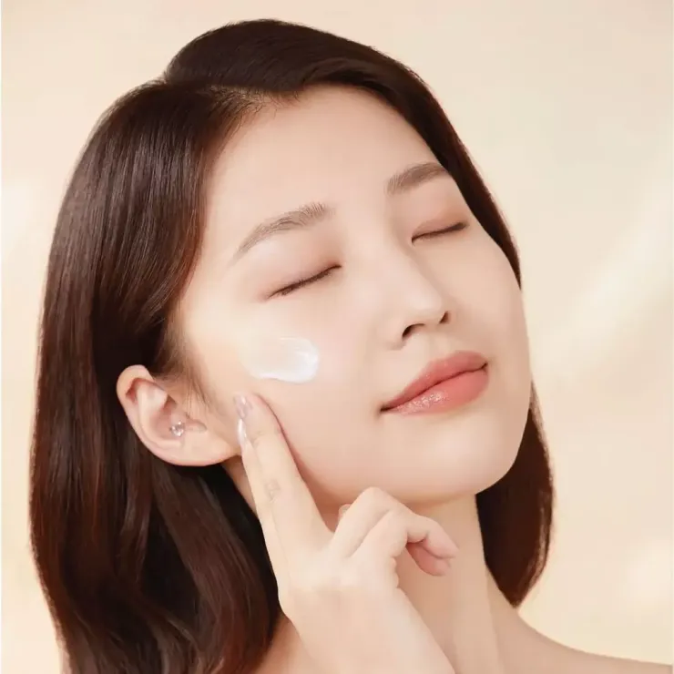 1782454340-582cd9b866-da-nhay-cam-nen-su-dung-kem-ch-9273-1755-5494-width740height740 Kem chống nắng được xem là "lá chắn" giúp bảo vệ da trước tia UV, ngăn ngừa sạm nám, nếp nhăn và sự suy giảm collagen.