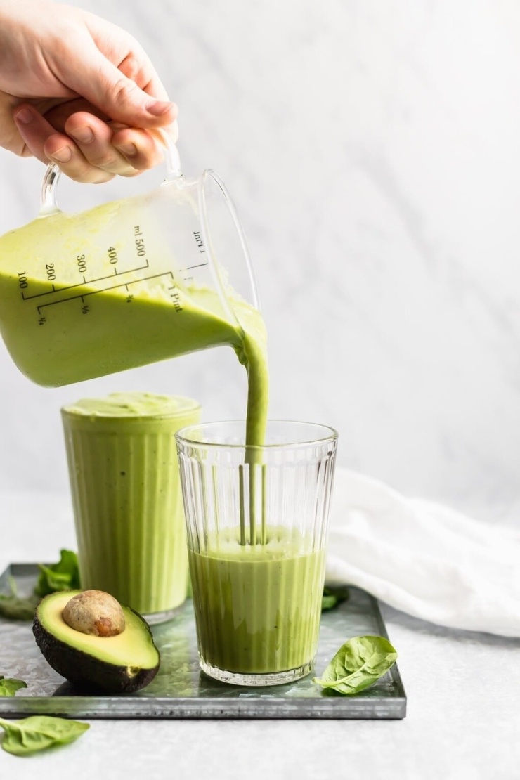 1782719934-406962ea81-get-your-greens-in-smoothie-3-1792-7764-5311-width740height1110 Sinh tố bơ yến mạch và rau chân vịt là lựa chọn phù hợp cho bữa sáng hoặc bữa phụ trước khi tập luyện. Ảnh: Ambitious Kitchen