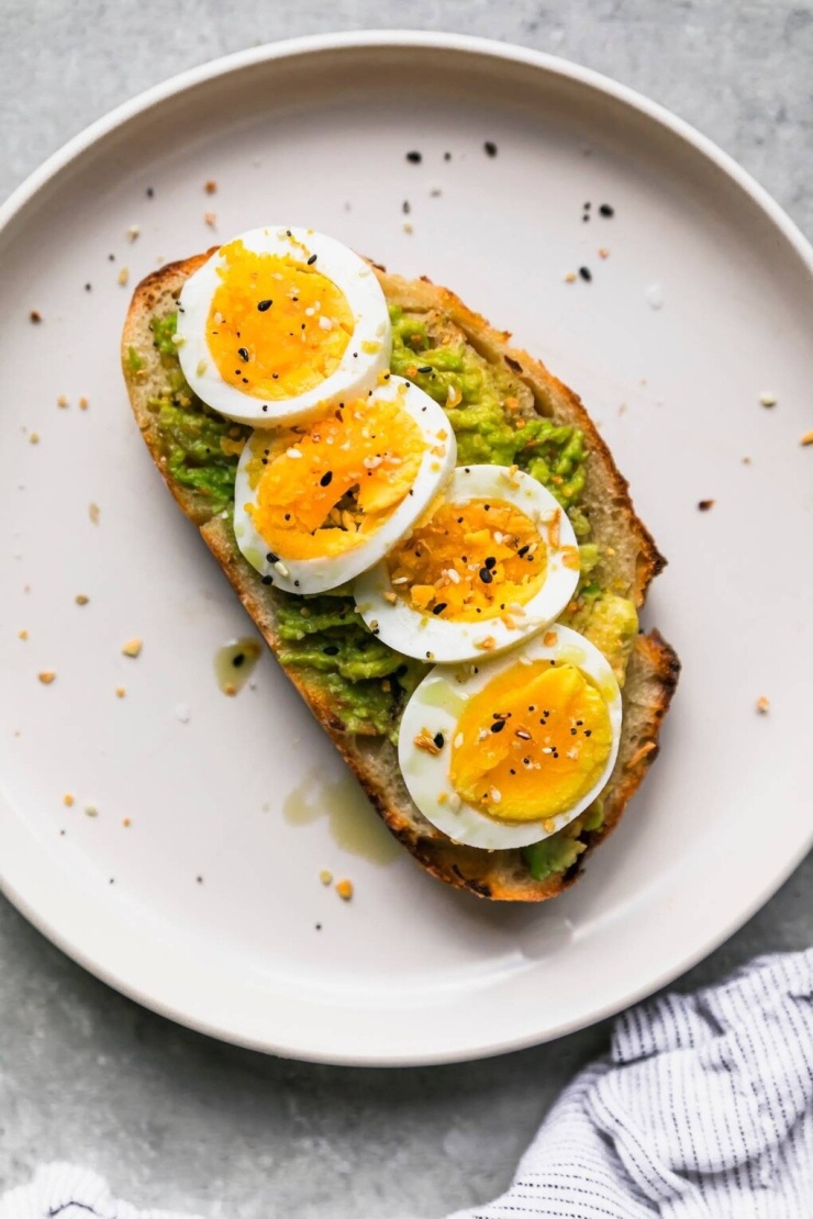 1782719934-6f59d980a5-avocado-toast-4975-1341-5311-width740height1110 1/4 quả bơ ăn kèm một lát bánh mì nguyên cám và trứng luộc là bữa sáng lý tưởng cho người giảm cân. Ảnh: Clean and Delicious