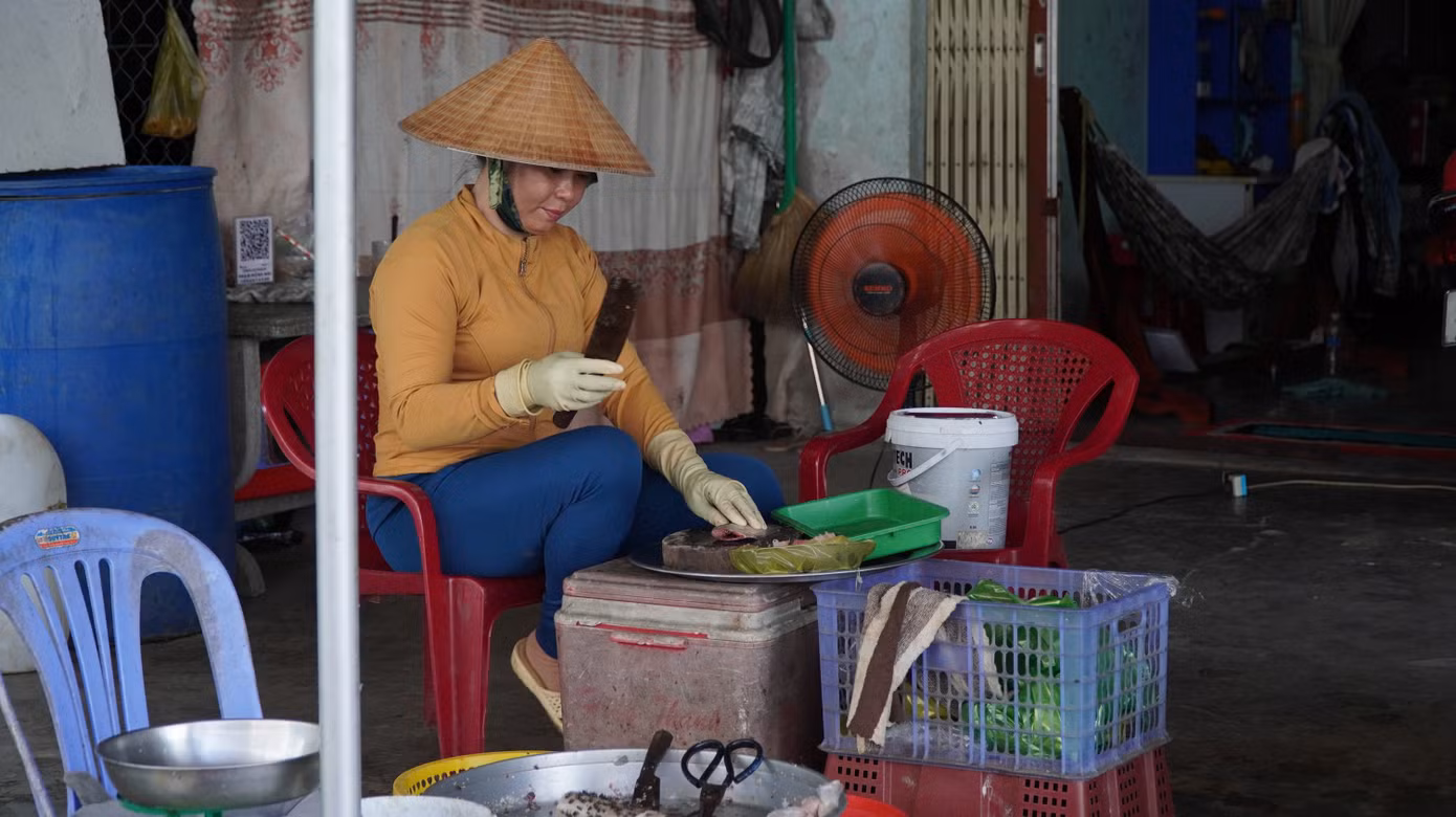 1782722279-958f67a815-2aoboqwkojyd490vril6qx0mro5kerejwvyvskxo-width1390height780 Trong thời gian chờ phiên xét xử phúc thẩm, bị cáo Nhị hằng ngày vẫn chạy xe máy lấy cá về bán lại để mưu sinh.