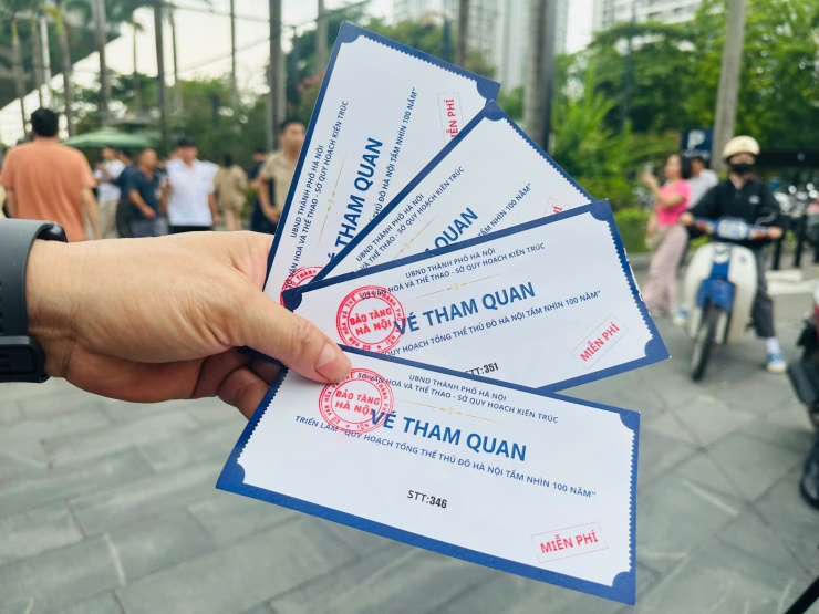 1782727756-914499f3d8-trien-lam-quy-hoach-tong-the-thu-do-100-nam-2-0468-width740height555 Ông Tiến bày tỏ: “Tôi rất ủng hộ chủ trương quy hoạch của thành phố vì đây là việc cần thiết để Hà Nội phát triển lâu dài. Tuy nhiên, điều người dân chúng tôi mong muốn là Đảng, Nhà nước và thành phố sẽ có những chính sách hợp lý, bảo đảm quyền lợi, đặc biệt là an sinh đối với những người yếu thế nếu thuộc diện phải di dời hoặc chịu tác động bởi quy hoạch”.