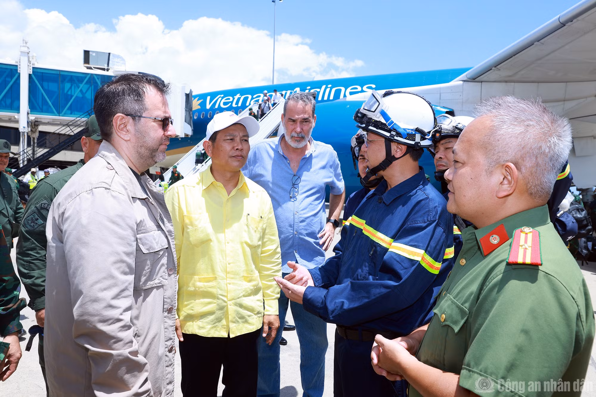 1782778485-866ea0b1cf-cand_br_k-ha5081-width2000height1334 Đón đoàn tại sân bay là Ngoại trưởng Venezuela Yván Gil Pinto và Đại sứ Việt Nam tại Venezuela Vũ Trung Mỹ.