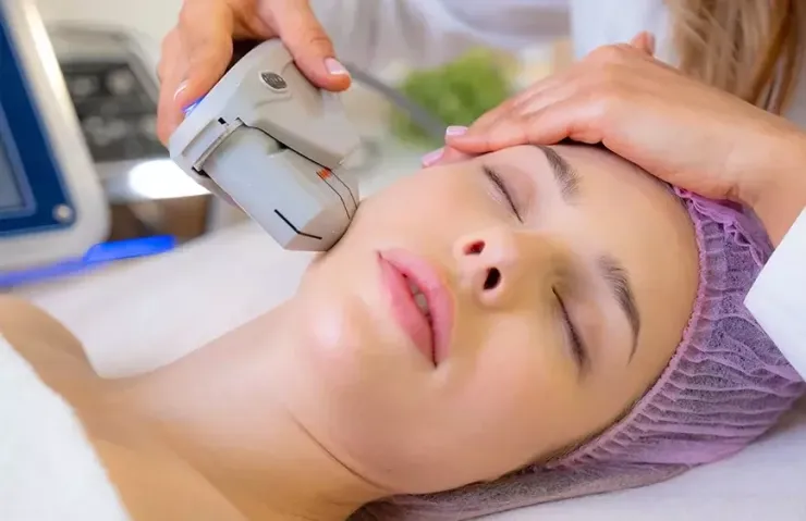 1782781243-a973e9848a-hifu-facial-treatment-img-1-17-6193-5639-2378-width740height479 HIFU thường được ứng dụng làm gọn đường viền hàm, cải thiện da chùng nhão, chảy xệ.