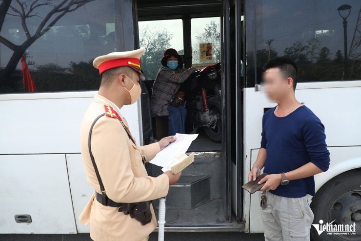 1782783507-c6bef73419-w-csgt-xu-ly-xe-khach-1jpg-835-width740height494 Lực lượng CSGT Hà Nội làm nhiệm vụ tuần tra, kiểm soát. Ảnh: Đình Hiếu