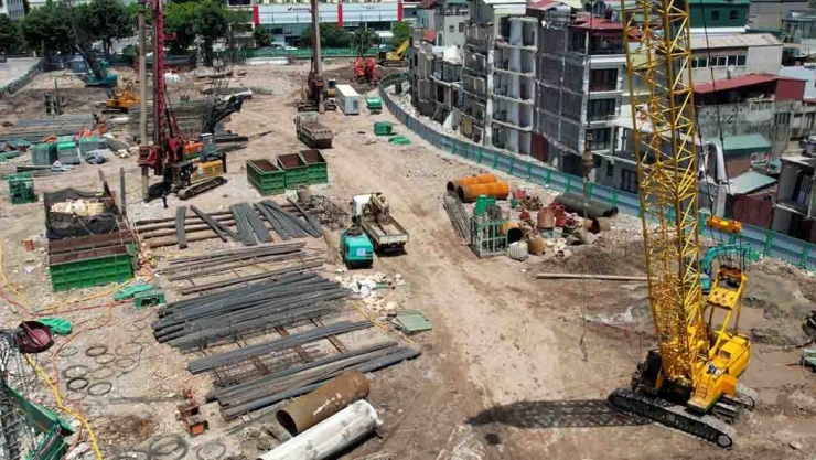 1782864714-caf70cdb97-tru_cau_tran_hung_dao_1-width740height417 Trên công trường xây dựng dự án cầu Trần Hưng Đạo những ngày cuối tháng 6/2026, ghi nhận nhiều mũi thi công được tổ chức đồng thời nhằm đẩy nhanh tiến độ thực hiện dự án. Theo thiết kế, cầu Trần Hưng Đạo có tổng chiều dài khoảng 4,18km. Điểm đầu của tuyến nằm tại nút giao ngã 5 Trần Hưng Đạo – Trần Thánh Tông và điểm cuối kết nối với phố Nguyễn Sơn.