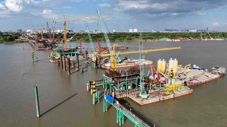1782864715-8dca5f1f0d-tru_cau_tran_hung_dao_15-width740height417 Cầu chính vượt sông Hồng chiều dài khoảng 870 m, mặt cắt ngang 43 m, đáp ứng quy mô 6 làn xe cơ giới, 2 làn xe đạp và 2 làn dành cho người đi bộ. Kết cấu cầu chính sử dụng dạng vòm thép với các nhịp liên tục tạo hình mang biểu tượng vô cực