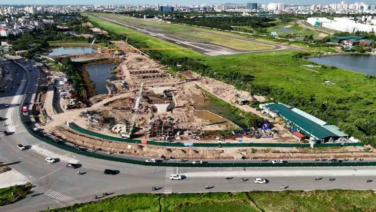 1782864717-ed649406d6-tru_cau_tran_hung_dao_23-width740height417 Nhà thầu đang triển khai thi công trụ đường dẫn sát khu sân bay Gia Lâm. Đến nay, công tác thi công bệ trụ đã hoàn thành 30/55 bệ. Công tác thi công thân trụ đã hoàn thành 26/55 thân trụ, ở cả phía trái và phía phải, cùng các trụ CLT3 và CLT2.