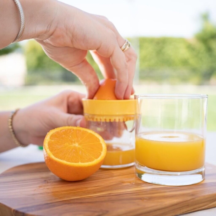 1782866829-380706ca07-homemade-orange-juice-1024x102-3427-8346-4530-width740height740 Chỉ nên uống 150 - 200 ml nước ép mỗi ngày. Ảnh: King River