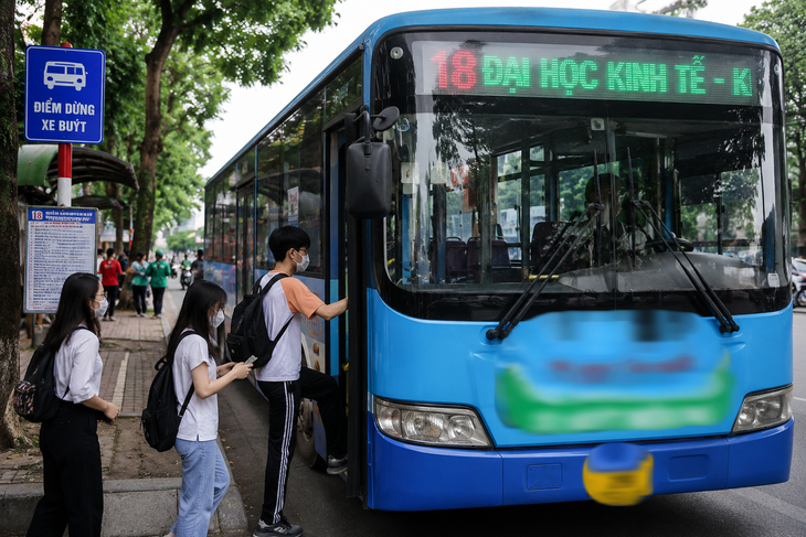 1782950476-b816a8a5d7-edit-mien-phi-xe-buyt-24302-width730height487 Từ ngày 1/7, chính sách xe buýt miễn phí trong Vành đai 1 chính thức được áp dụng tại Hà Nội. Tuy nhiên, hành khách cần lưu ý một số quy định để được hưởng đầy đủ quyền lợi (hình ảnh minh họa).