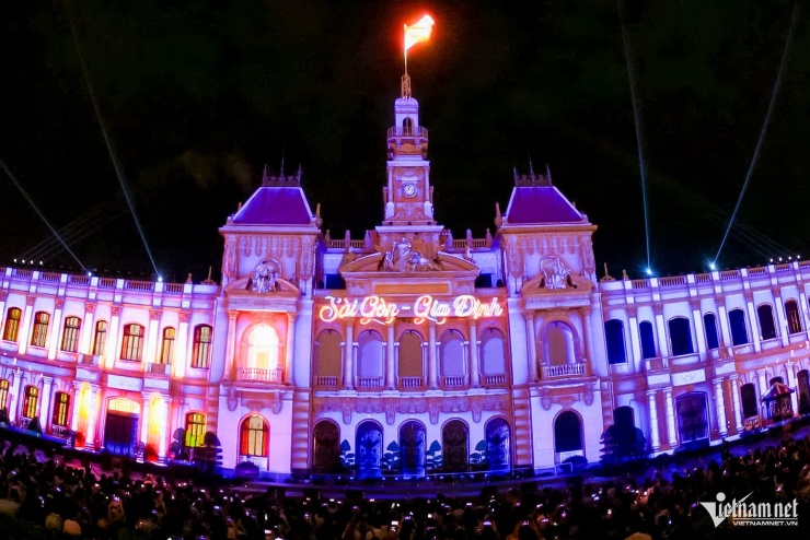 1782955992-bab76ac702-w-tphcm-nguyen-hue-14-250-width740height494 Thông qua công nghệ 3D mapping, chương trình tái hiện hành trình phát triển của TPHCM từ khi chính thức mang tên Chủ tịch Hồ Chí Minh.