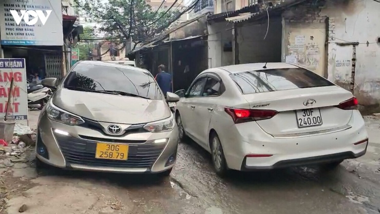1782966052-b3227c872e-381_nguyen_khang_6-width740height417 Tuy chật hẹp nhưng ô tô vẫn được phép lưu thông hai chiều, gây nên tình trạng ùn tắc, thậm chí “kẹt cứng” tại ngõ 381 Nguyễn Khang.