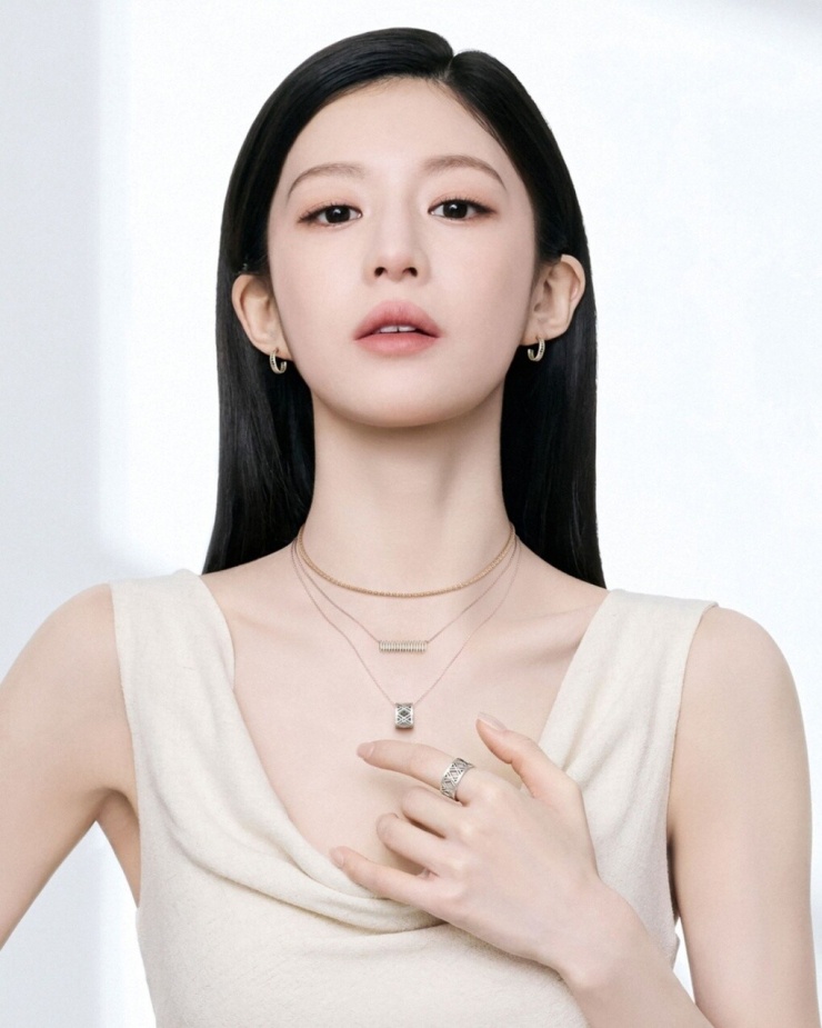 1782980850-a88ba3879f-6-8315-4572-8712-width740height925 Go Yoon Jung gây ấn tượng với khuôn mặt được nhiều chuyên gia thẩm mỹ và truyền thông Hàn Quốc đánh giá có tỷ lệ cân đối, hài hòa, thường được ví với 'tỷ lệ vàng' trong thẩm mỹ gương mặt. Ảnh: Starnews