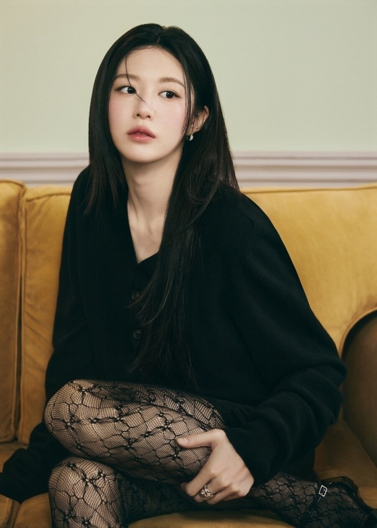 1782980851-34df504237-4-7882-8460-8713-width740height1037 Go Yoon Jung duy trì làn da căng bóng nhờ ưu tiên làm sạch, dưỡng ẩm và chống nắng đều đặn mỗi ngày. Ảnh: Netflix