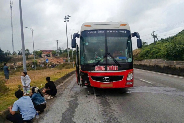 1783044167-e013a51e83-tai-nan-hoanh-son-2-1162-2203-1439-width740height494 Ôtô khách hư hỏng phần đầu sau tai nạn. Ảnh: Hùng Lê