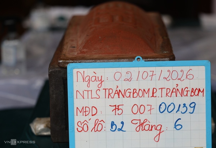 1783047567-5046697e98-anh-jpg-3175-3211-width740height507 Nhân viên Trạm Y tế phường Trảng Bom đánh dấu ký hiệu, lấy mẫu sinh học từ quách liệt sĩ theo quy trình, trước khi chuyển đi xét nghiệm ADN.