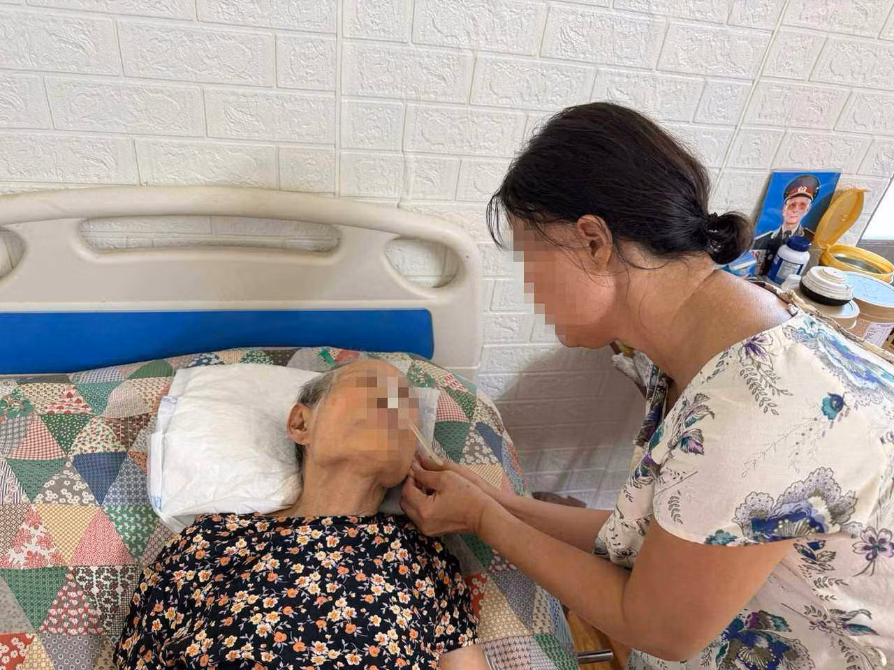 1783051021-589311dd7c-tro-cap-bhxh-3-width1280height960 Bà Nguyễn Thị N. được chăm sóc trên giường bệnh. Ảnh: Thùy Linh