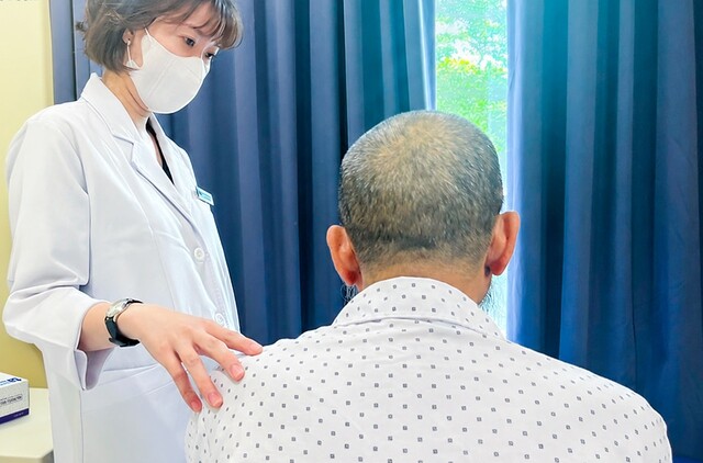 Bác sĩ thăm hỏi sức khỏe người bệnh. Ảnh: BVCC