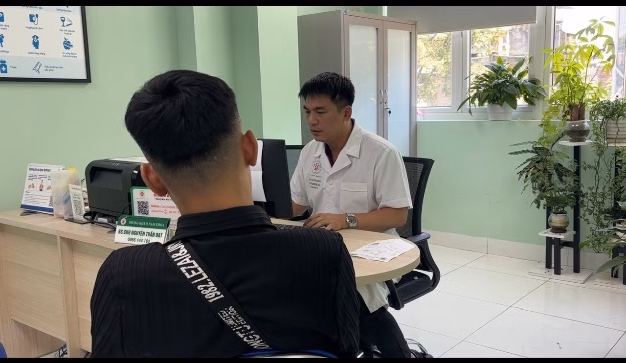 Bác sĩ Nguyễn Tuấn Đạt - Trung tâm Tiết niệu và Nam khoa (Bệnh viện Trung ương Quân đội 108) khám cho bệnh nhân trẻ.