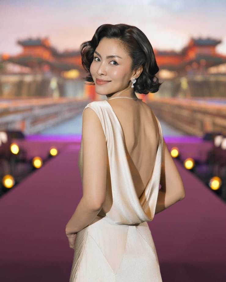 1783131367-bd4a8e02e0-2026-tang-thanh-ha-9219-width740height925 Tăng Thanh Hà tạo dáng với đầm hở lưng. Ngoài bộ đầm này, Đỗ Mạnh Cường còn thiết kế cho cô nhiều trang phục trong phim Hoàng hậu cuối cùng.