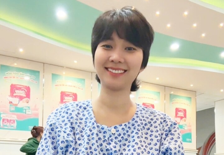 1783243978-4faddc5ba9-oanh-1-12-width720height499 Mỗi tháng một lần, cô vẫn đều đặn lên TP.HCM truyền thuốc sinh học. (Ảnh: NVCC)