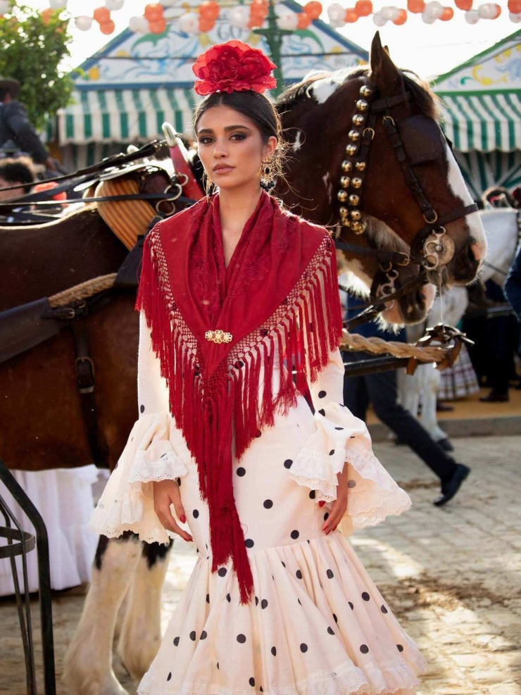 1783246603-687875fbb8-ve-cuo-n-hu-t-cu-a-ba-n-ga-i-tha-n-do-ng-yamalprimer-di-a-de-feria-amo-este-vestido-no-hay-otros-lunares-como-estos-vestido-dhercollectio-1-6099-6566-width740height987 Ines Garcia s hiện sống tại quê nhà Seville, thường chia sẻ hình ảnh phong cách mặc trên trang cá nhân, từ trang phục đời thường đến những bộ đồ flamenco truyền thống, đồng thời đăng nội dung về lối sống, mẹo làm đẹp.