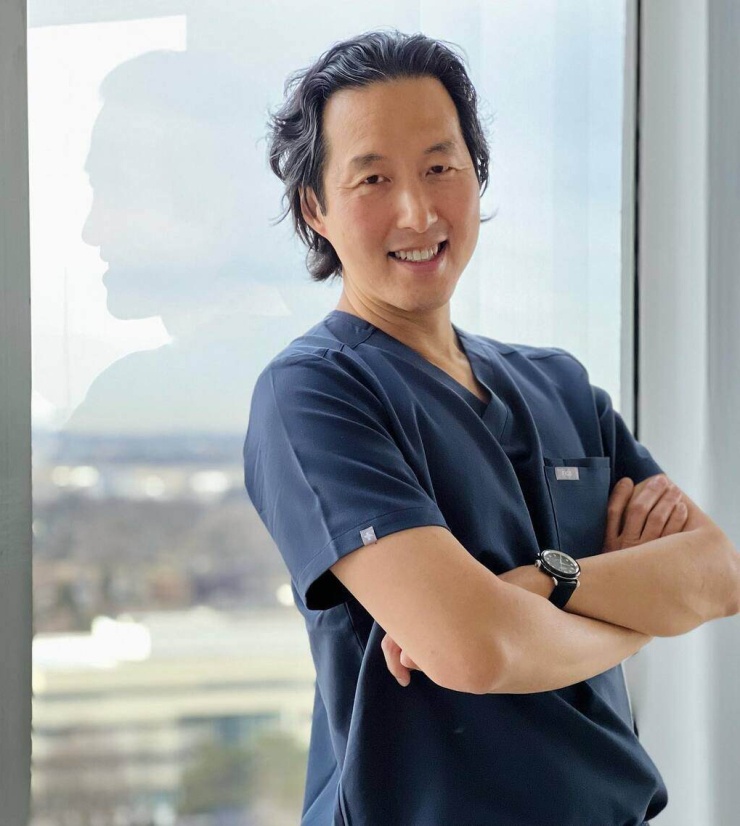 1783297971-507fbd6bef-tonyyounmd-8477-91-6854-9946-5414-width740height826 Anthony Youn là bác sĩ phẫu thuật thẩm mỹ được cấp chứng chỉ hành nghề tại Mỹ, nổi tiếng với triết lý làm đẹp toàn diện, kết hợp giữa y học, dinh dưỡng và lối sống để giúp mọi người duy trì vẻ ngoài trẻ trung. Ông cũng là tác giả của nhiều cuốn sách bán chạy về phẫu thuật thẩm mỹ và chống lão hóa như The Age Fix, In Stitches, Playing God và Younger For Life.