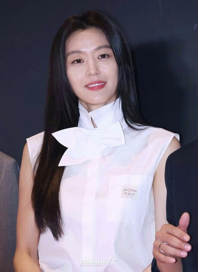 1783393413-9e669493a2-z9_a621bca4a988e779e58014b3c76dd53a-width658height905 3 ngôi sao Hàn gây tranh cãi vì nhan sắc tuổi trung niên - 3