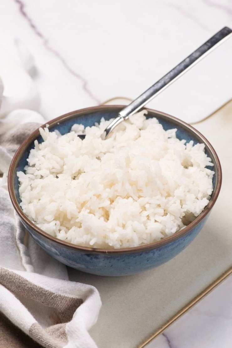 1784251511-408ed63c9a-a-microwave-rice-feature-1-102-7915-4199-0516-width740height1110 Thói quen ăn quá nhiều cơm trắng trong mỗi bữa có thể khiến lượng đường huyết tăng nhanh, kích thích tiết insulin nhiều hơn và về lâu dài làm tăng nguy cơ tích tụ mỡ, đặc biệt ở vùng bụng nếu không cân đối với protein, chất xơ và mức độ vận động. Ảnh: Food Faith Fitness