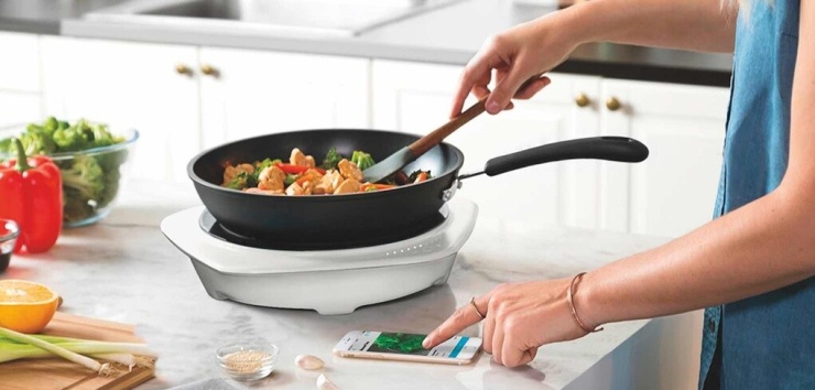 1784251511-7e438c568b-cooking-at-home-0045-8206-0518-width740height354 Duy trì thói quen tự nấu ăn ở nhà giúp kiểm soát tốt hơn lượng dầu, đường, muối và khẩu phần, từ đó hạn chế nạp năng lượng dư thừa - một trong những nguyên nhân dẫn đến tích mỡ bụng theo thời gian. Ảnh: Best Buy Blog