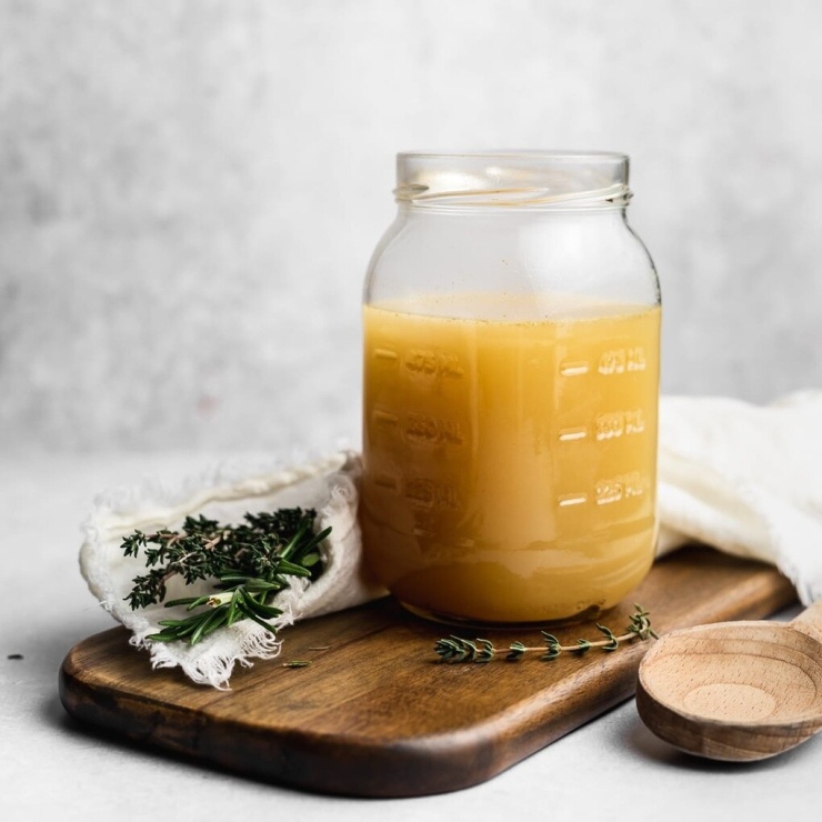 1784262159-0c732fe2b0-how-to-make-chicken-bone-broth-9324-4092-9700-width740height740 Để tận dụng nguồn collagen tự nhiên, bạn có thể hầm xương bò, gà hoặc lợn trong 8-12 giờ, lọc lấy nước, chia thành từng khẩu phần nhỏ rồi trữ đông; khi cần chỉ việc rã đông và hâm nóng, có thể bảo quản khoảng 2-3 tháng. Ảnh: Stem and Spoon