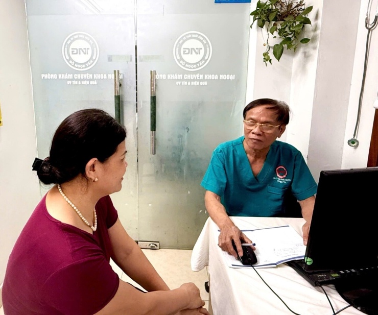 PGS.TS.TTND Đỗ Ngọc Tấn đang khám cho bệnh nhân
