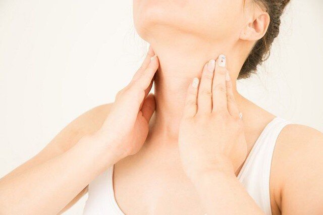 Bí quyết massage cổ chống chảy xệ, xóa nếp nhăn cực hiệu quả - 1