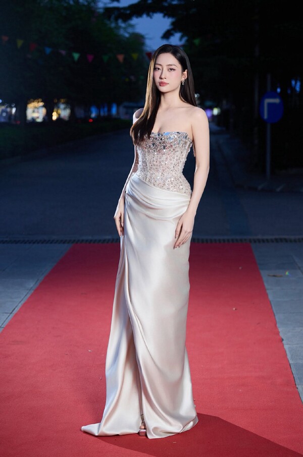 1784527741-02c2a18e1b-luong-thuy-linh-6-502-width600height906 Màn catwalk viral của Lương Thùy Linh - 7