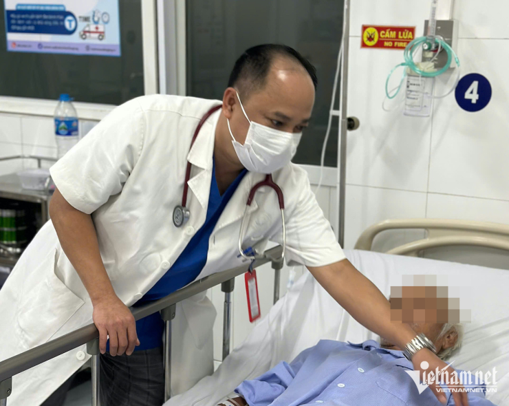 TS.BS Tạ Quang Thành thăm khám cho người bệnh. Ảnh: Thành An 