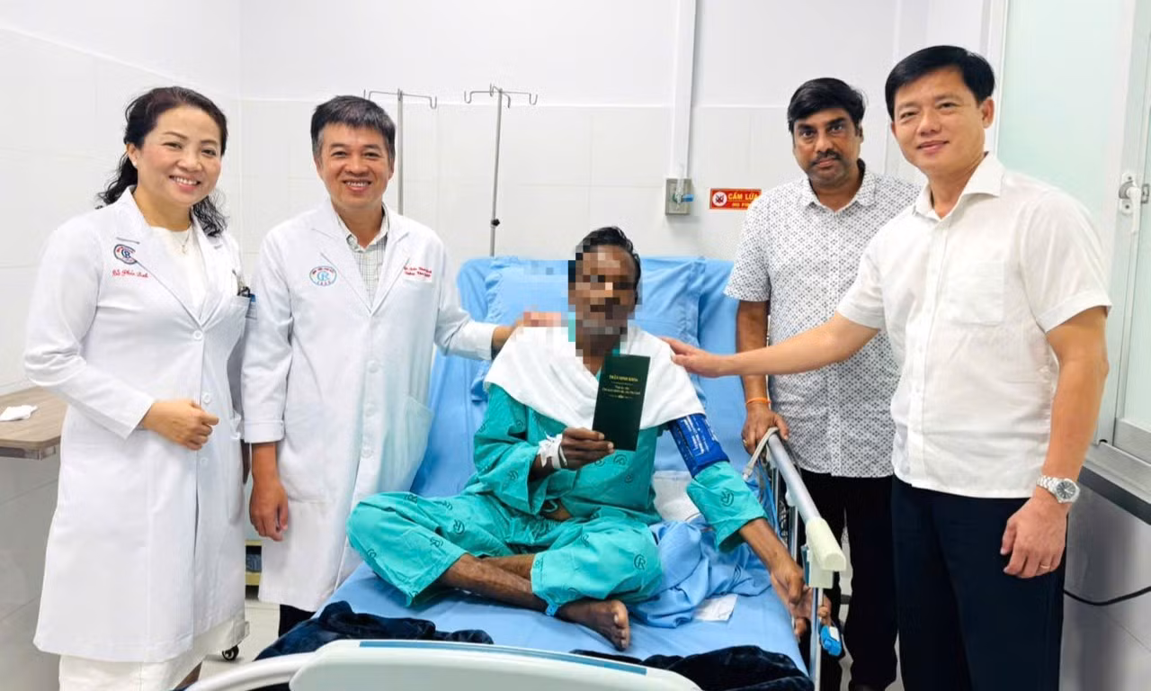 Ông Trần Minh Khoa - Chủ tịch UBND đặc khu Phú Quốc (bên phải) đã đến Bệnh viện Chợ Rẫy thăm hỏi, động viên và trao quà cho nạn nhân.