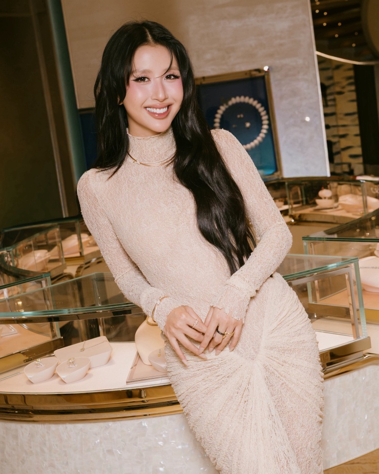 1784766733-8e7ad88e32-quynh-anh-6-4783-width740height925 Quỳnh Anh Shyn gợi cảm ở tuổi 30 - 6
